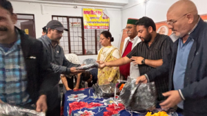 जरूरतमंदों की सहायता रेनकोट वितरण