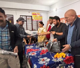 जरूरतमंदों की सहायता रेनकोट वितरण